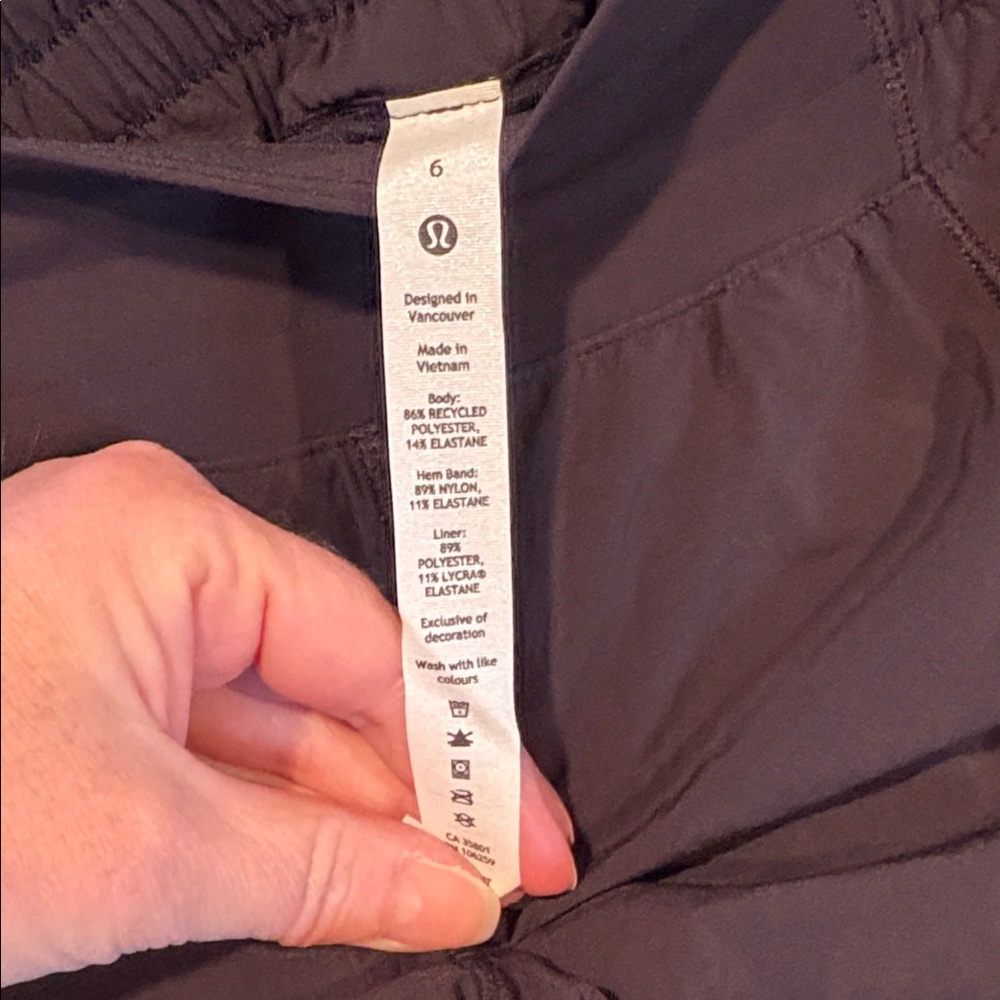 Lululemon NWT Hotty Hot HR Black 4” Shorts - Picture 4 of 5